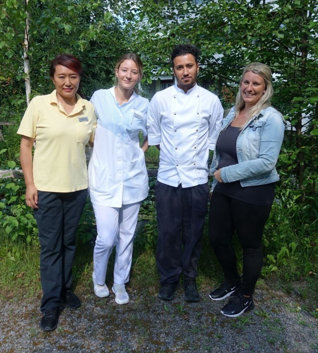 Von links nach rechts: Frau Sangmo Richang, Hauswirtschaftspraktikerin EBA. Frau Fabiana Soeira Pinto, Fachfrau Gesundheit EFZ (seit November 2022 im Studium zur Dipl. Pflegefachfrau HF im Allmendpark). Herr Ricardo Nunes, Koch EFZ. Frau Melanie Durrer,